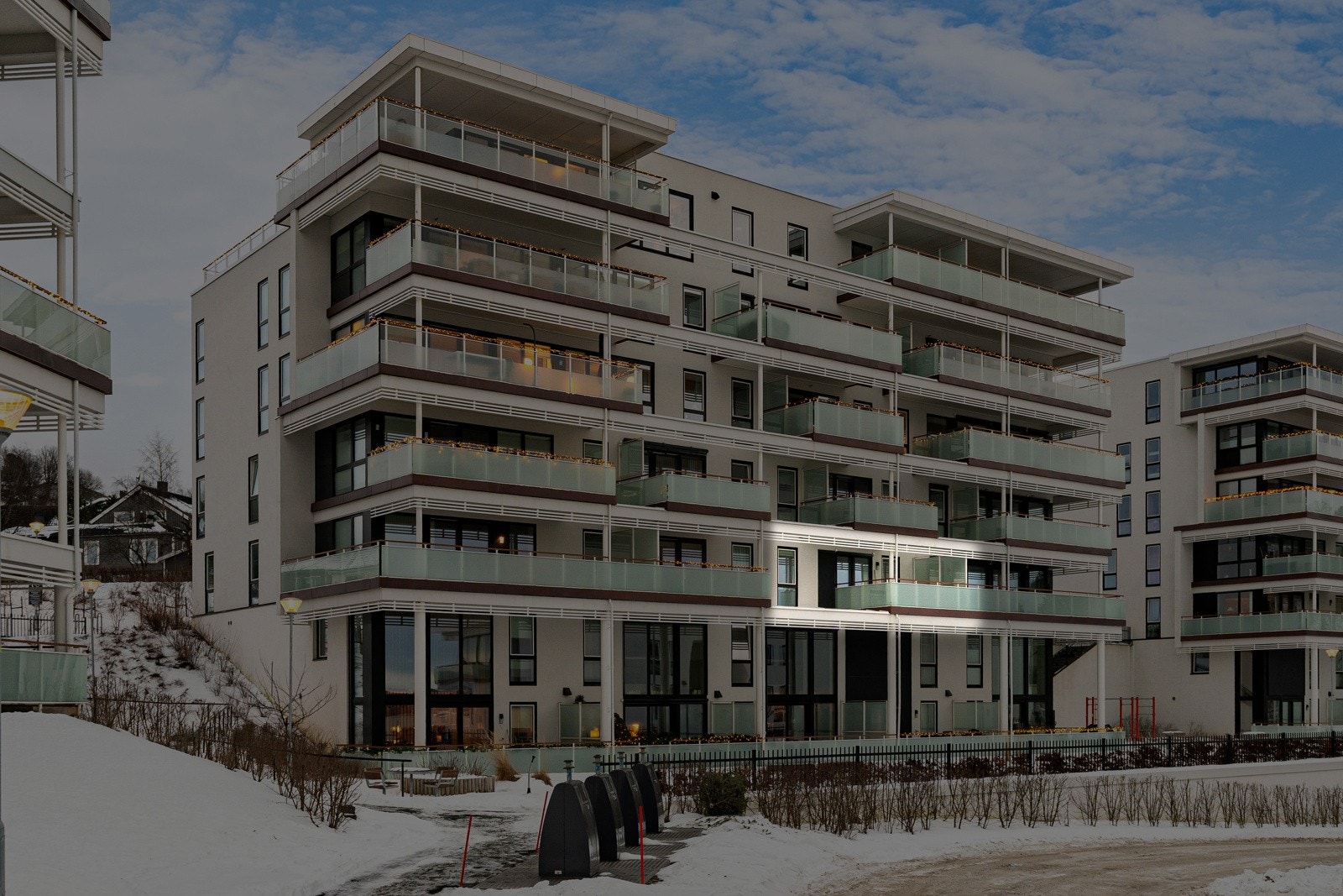 Leiligheten ligger i 1. etasje og har en enkel og lett adkomst fra bakkeplan. Likevel er leiligheten vendt ut mot en vakker utsikt fra en luftig beliggenhet 3 etasjer over bakkenivå. Galleribilde