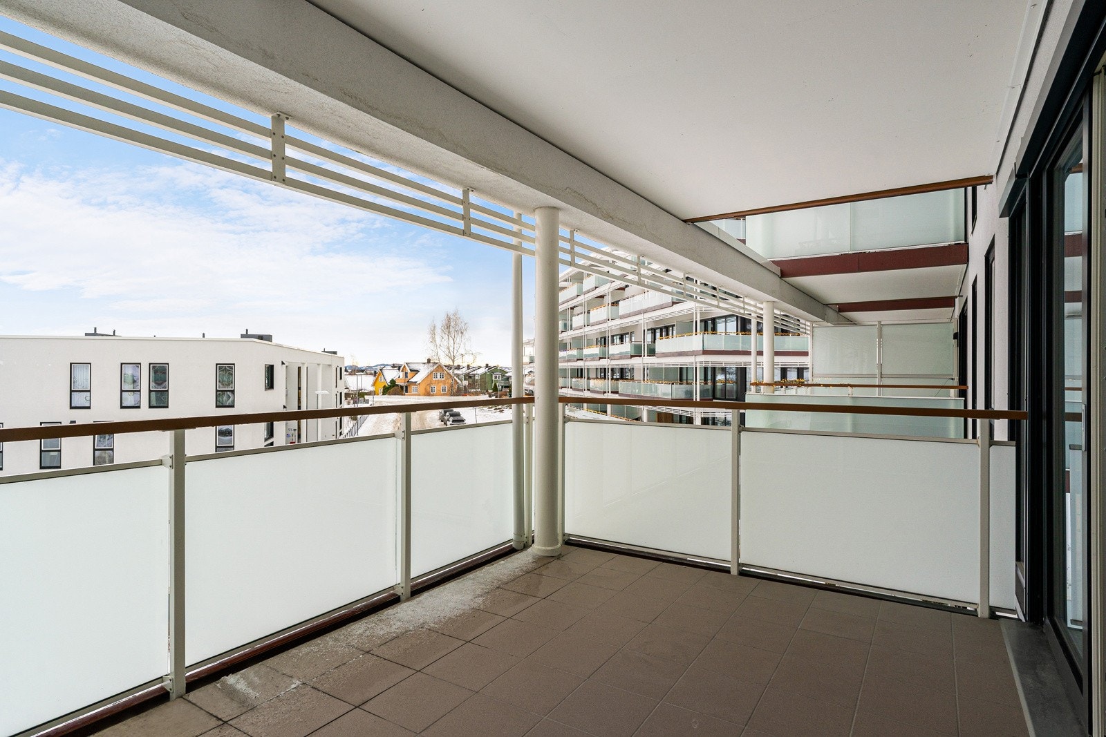 Fra stuen er det utgang til en romslig balkong på 12 kvm med vestvendt orientering. Balkongen har flislagt dekke, overbygg og rekkverk med delvis frostet glass. Galleribilde