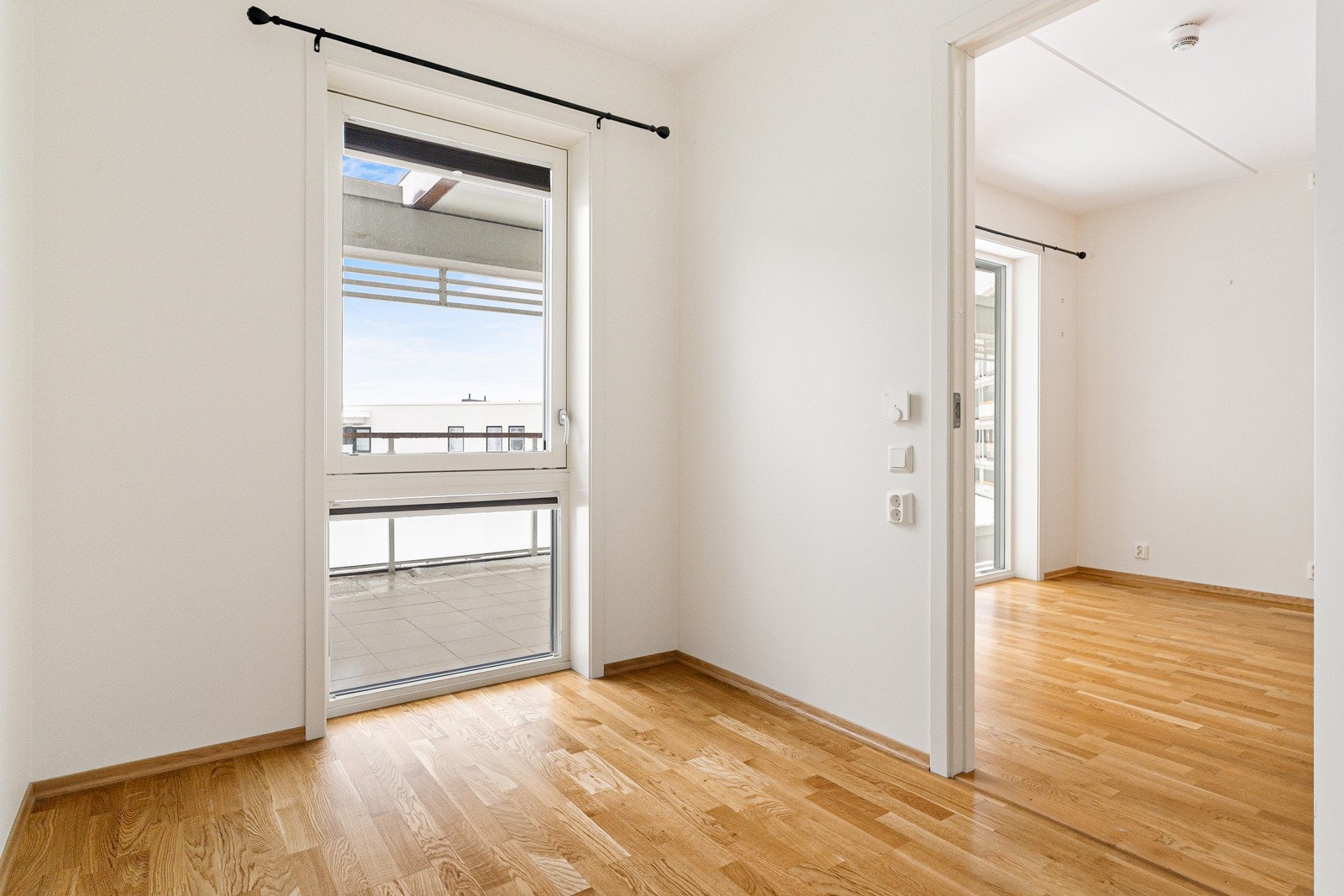 Soverommene i leiligheten er plassert på hver sin side av stuen. Galleribilde