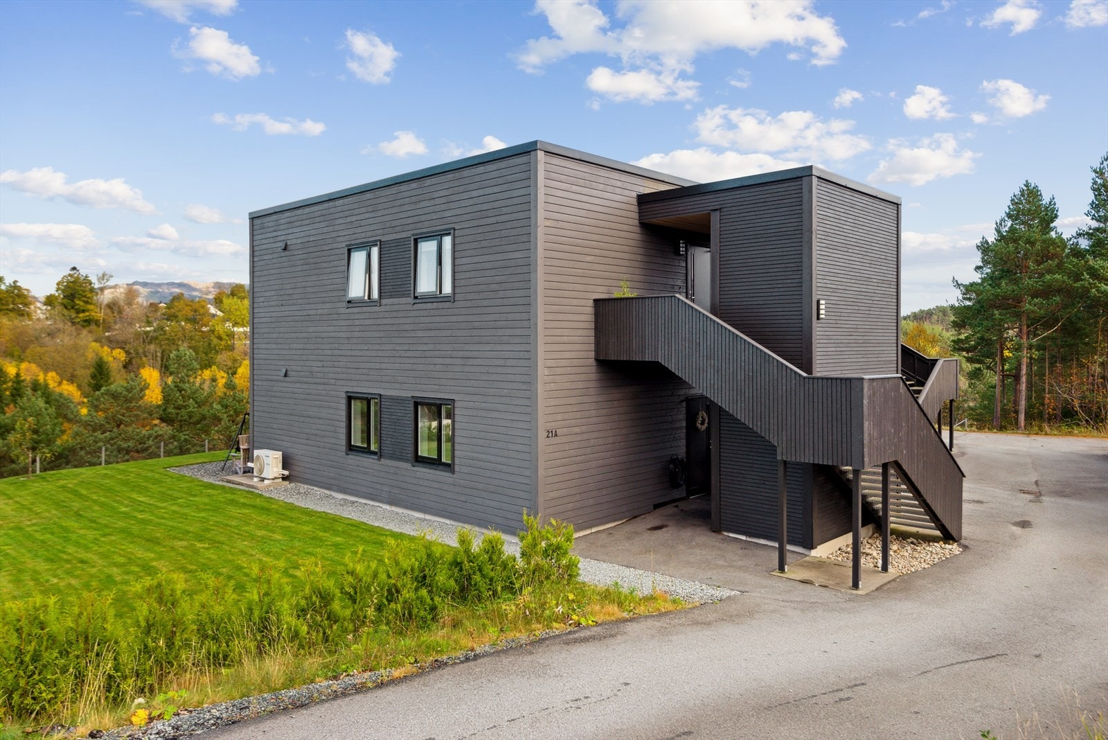 Valvatnaåsen 21A er en moderne 4-roms eierleilighet i et bygg oppført i 2017. Leiligheten ligger i byggets bakkeplan, og fremstår med god standard og normalt vedlikeholdsbehov. Galleribilde