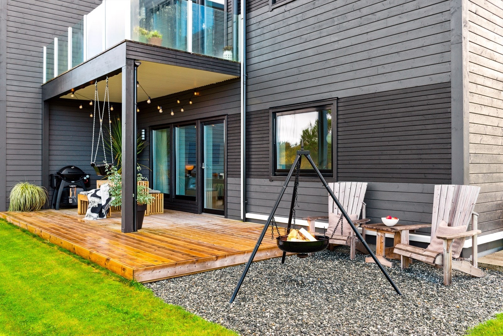 Her kan du nyte solen til langt på kveld. I sommermånedene kommer solen til terrasseområdet på formiddagen og varer utover kvelden. For øvrig er det sol rundt leiligheten og på bakkeplan store deler av dagen. Galleribilde