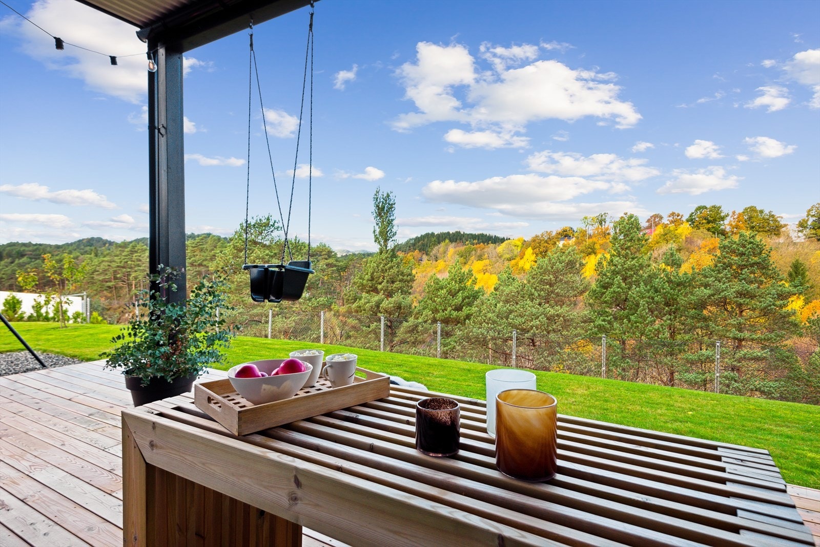 Den store bakkeplansterrassen og det åpne utearealet gir en fin og behagelig utsikt - uten innsyn fra naboer. Galleribilde