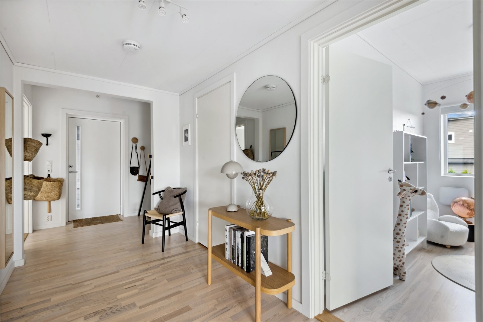 Leiligheten ønsker deg velkommen med en romslig og innbydende entré, lagt med parkett og behagelig gulvvarme som gir et godt førsteinntrykk og en varm atmosfære allerede ved inngangsdøren. Galleribilde