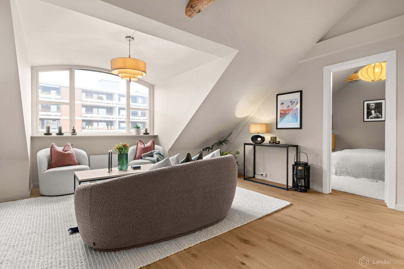 Stilren toppleilighet i klassisk bygård på Frogner/Homansbyen, vesentlig oppgradert i 2025/26, med heis og romslig hems. Galleribilde