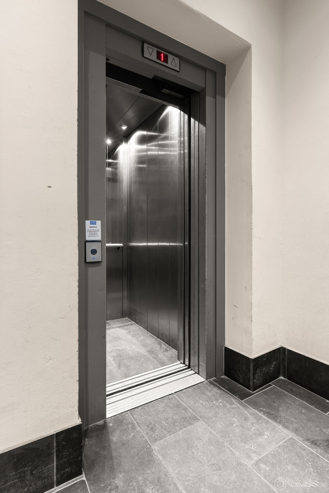 Det er heis i bygget. Galleribilde