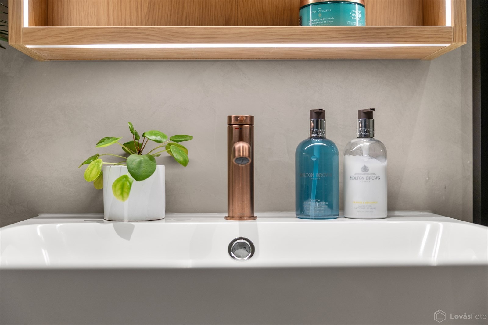 Gjennomtenkte detaljer og rolige fargetoner skaper en spa-lignende atmosfære. Galleribilde