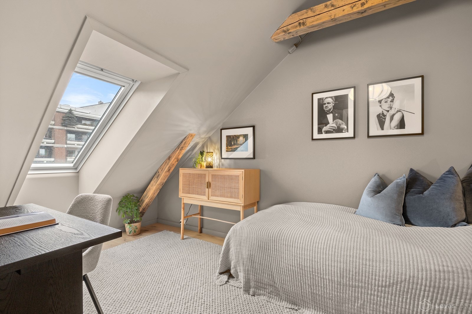 Plass til både seng og ekstra møblering, som skriveplass eller oppbevaring - praktisk og fleksibelt rom. Galleribilde