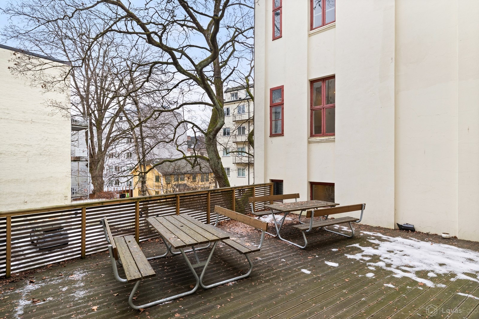 Eiendommen har en skjermet og hyggelig felles uteplass - i tillegg disponerer leiligheten en ekstern bod på ca. 9 kvm i kjeller. Galleribilde