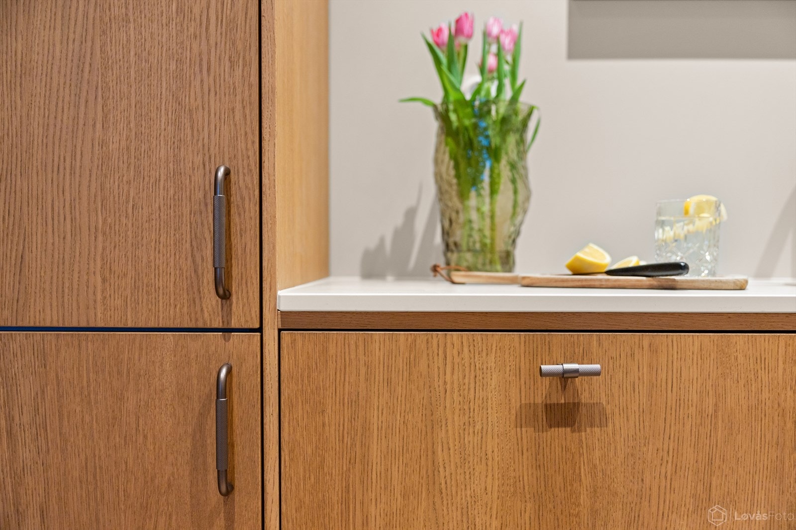 Beslag i mørk bronse fra Bergersen, både på kjøkken, garderober og dørhåndtak Galleribilde