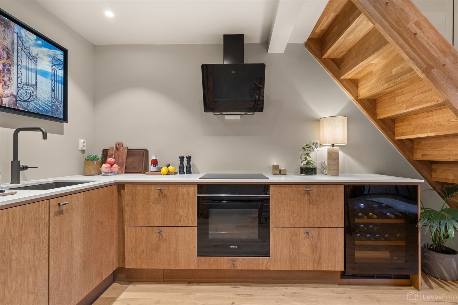 Kjøkkenet er oppgradert med nytt el-anlegg og moderne belysning, og har smarte løsninger som automatisk vannstopper og komfyrvakt for økt sikkerhet. Galleribilde