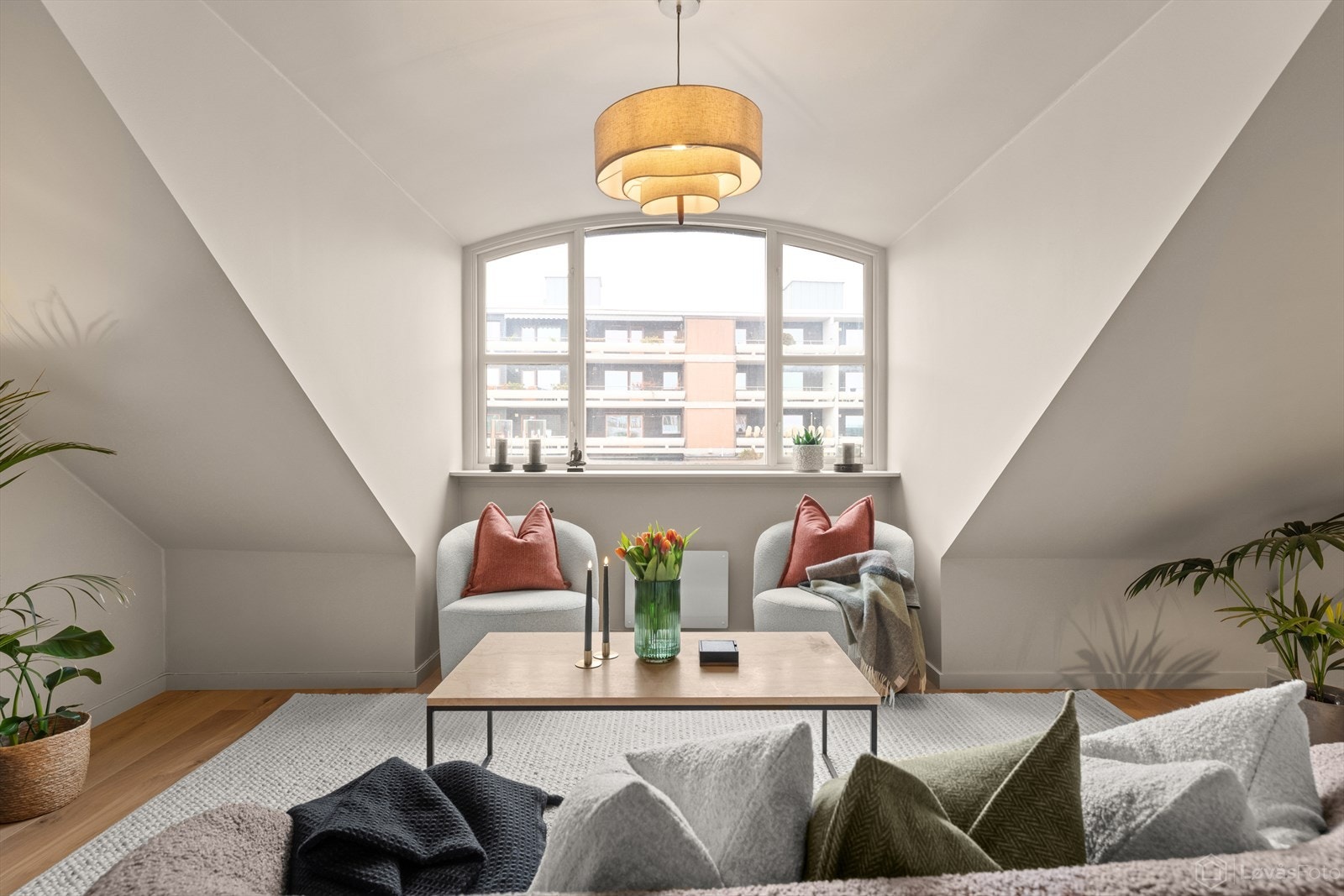 Store vindusflater gir godt med naturlig lys og en hyggelig utsikt mot omkringliggende bebyggelse. Galleribilde