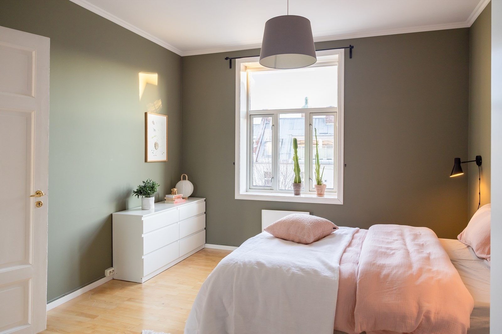 Her er det god plass til dobbeltseng og tilhørende møblement. Soverommet vender ut mot bakgård. Galleribilde