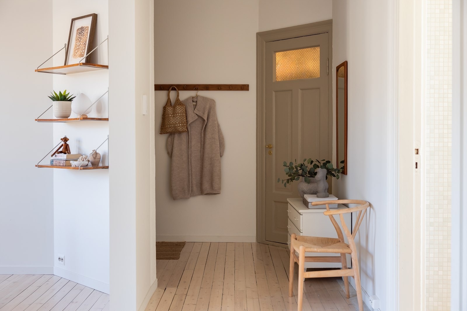 Entré på 7 m² med direkte tilknytning til innendørs bod på 2 m². Galleribilde