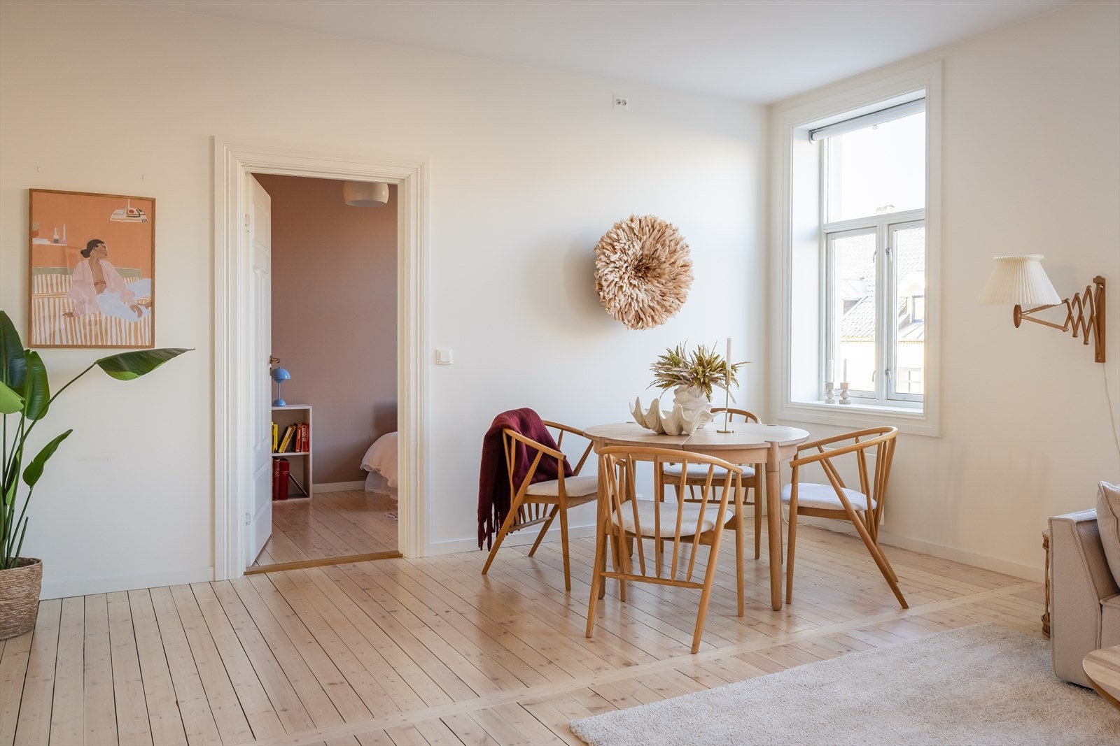 Det ble lagt nye gulv- og karmlister i stue, entré og gjesterom i 2020. Det ble også lagt listefri overgang mellom vegg og tak i stue, entré og gjesterom samme år, samt oppgradert el-anlegg. Galleribilde