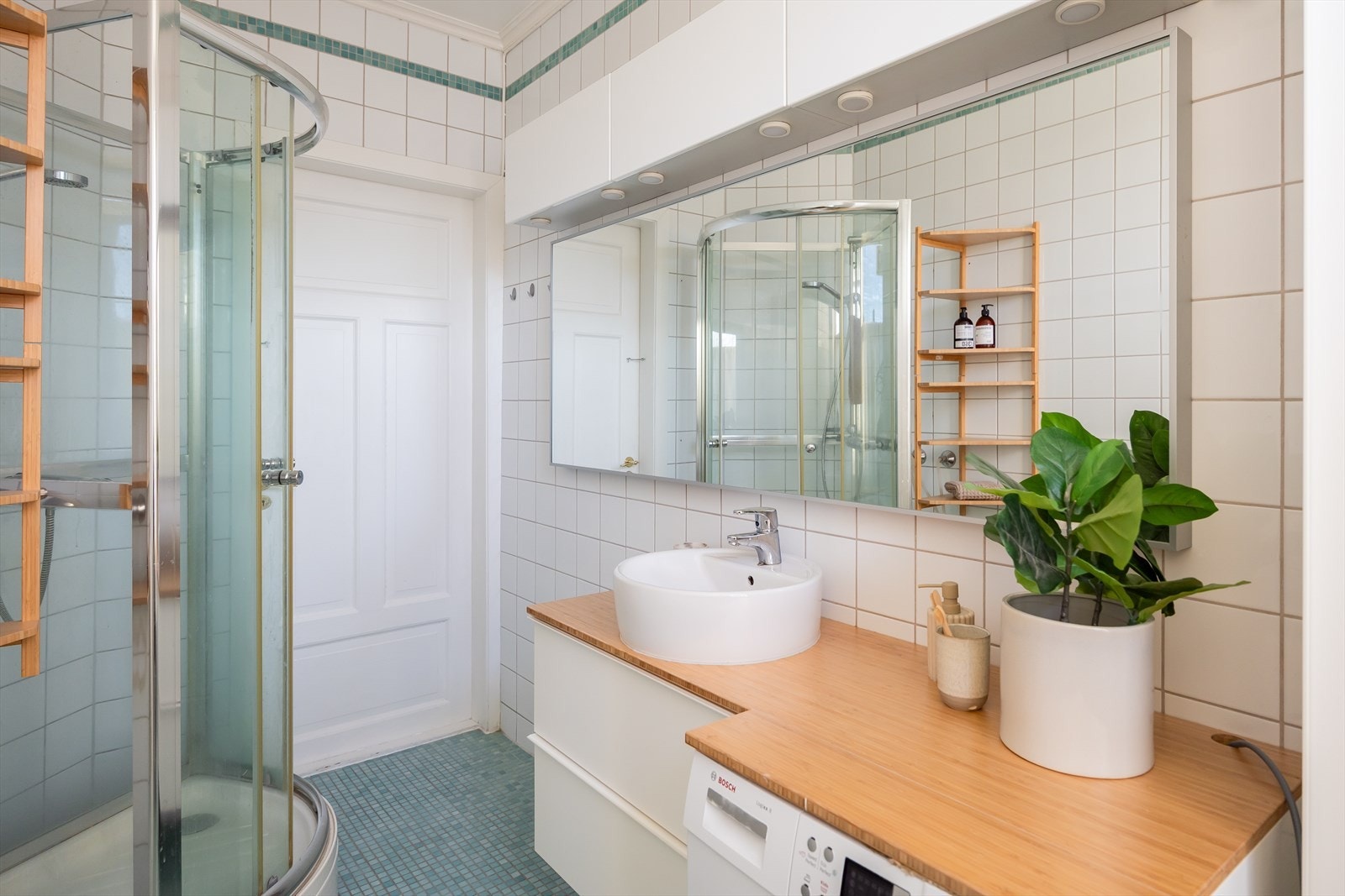 Badet ble oppgradert med nytt dusjarmatur i 2024 av Rørlegger Trondheim AS og ny innredning fra 2017. Vaskemaskin medfølger handelen. Galleribilde