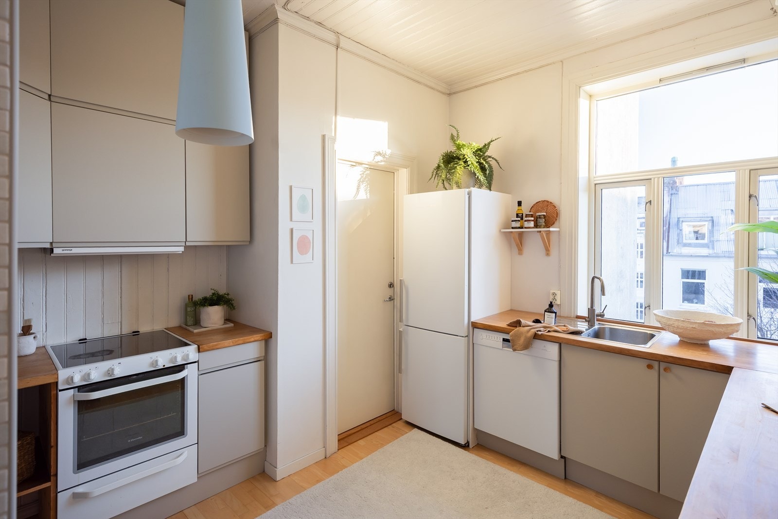 Kjøkkenet er på 11 m² og ble oppgradert med ny innredning og overflater i 2009. Galleribilde