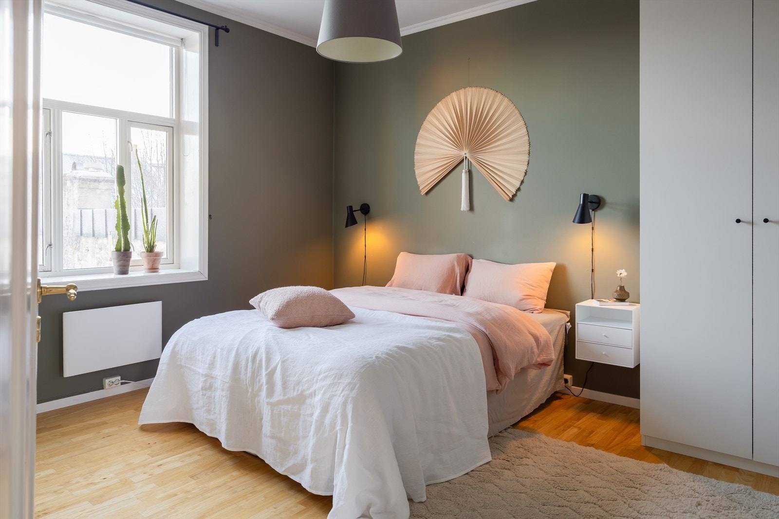 Leiligheten har 2 soverom. Dette har en størrelse på 18 m² og er det største soverommet. Galleribilde