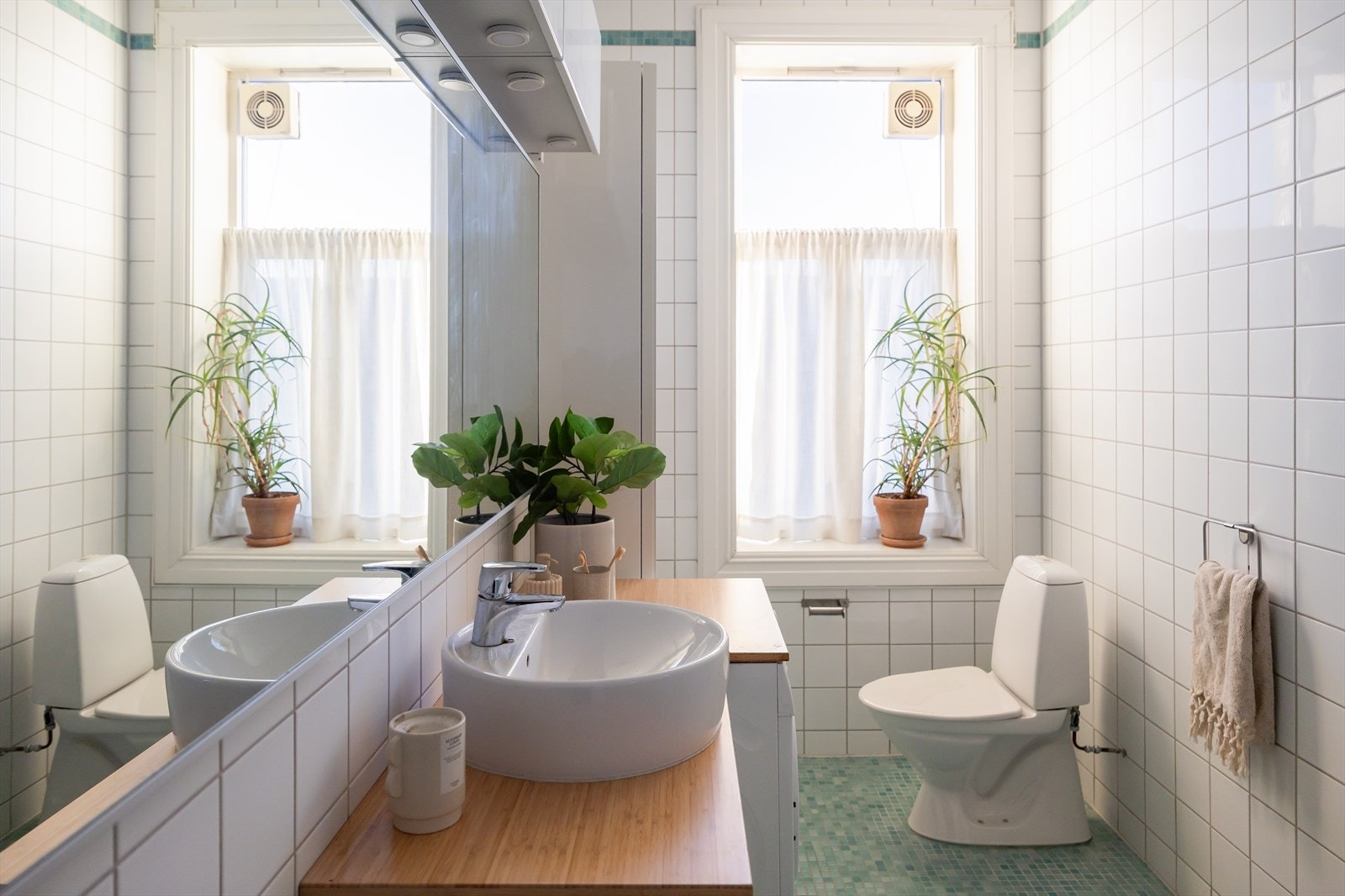 Flisagt bad på 6,5 m² med tidsstyrt gulvvarme. Galleribilde