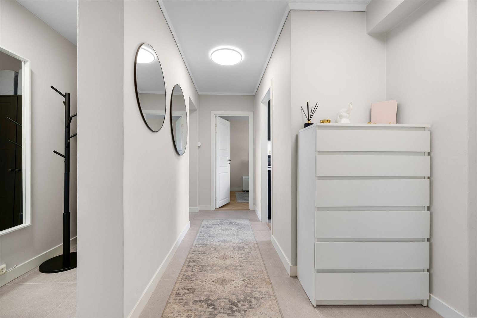 Leiligheten disponerer tre eksterne boder i fellesareal. - 2 boder i kjeller og 1 på loft. Galleribilde