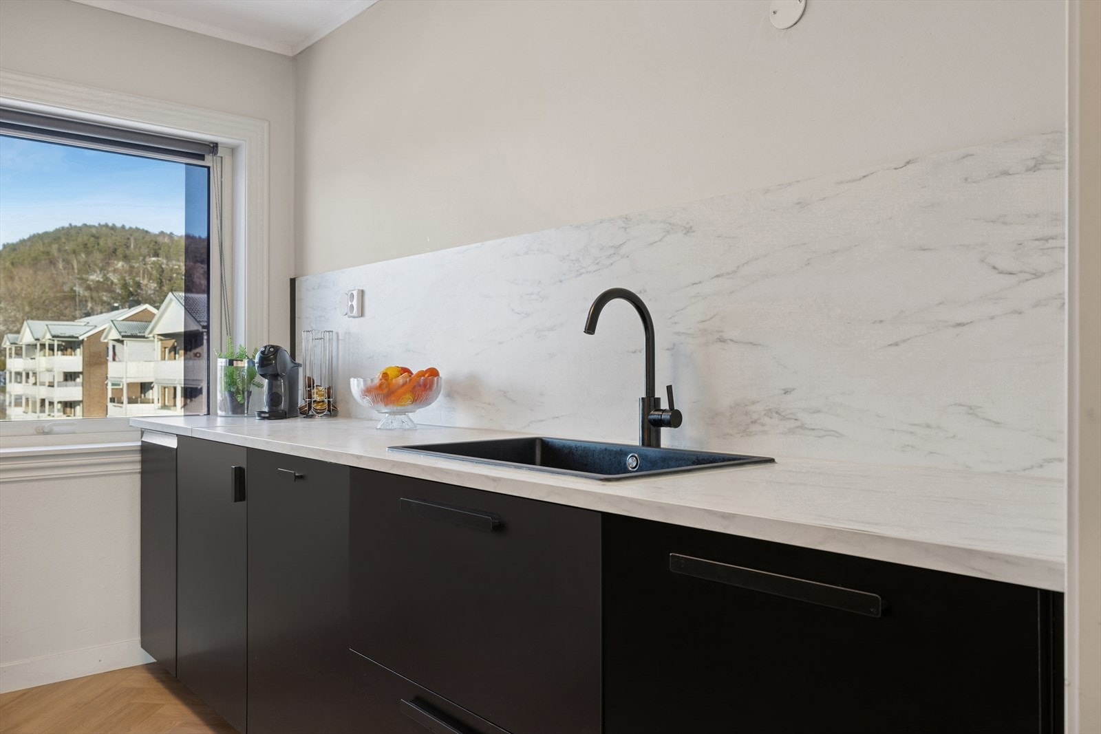 Benkeflaten er utstyrt med komposittkum og ettgreps blandebatteri. Galleribilde