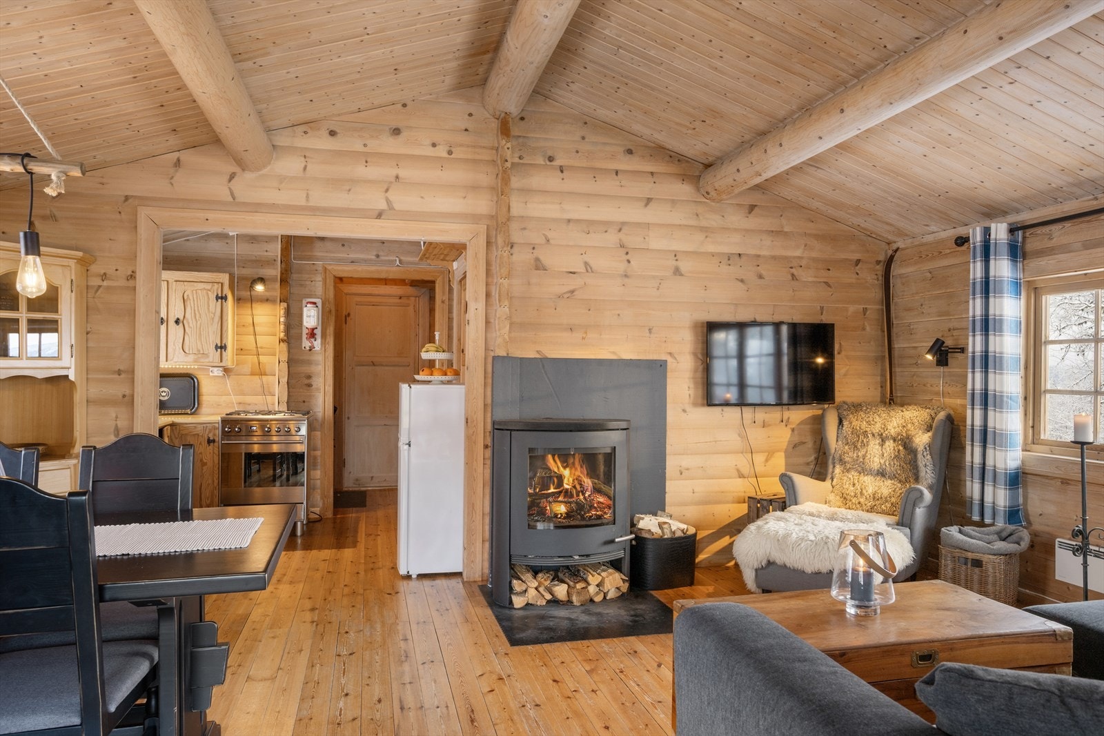 Koselig laftet hytte med åstak. Galleribilde