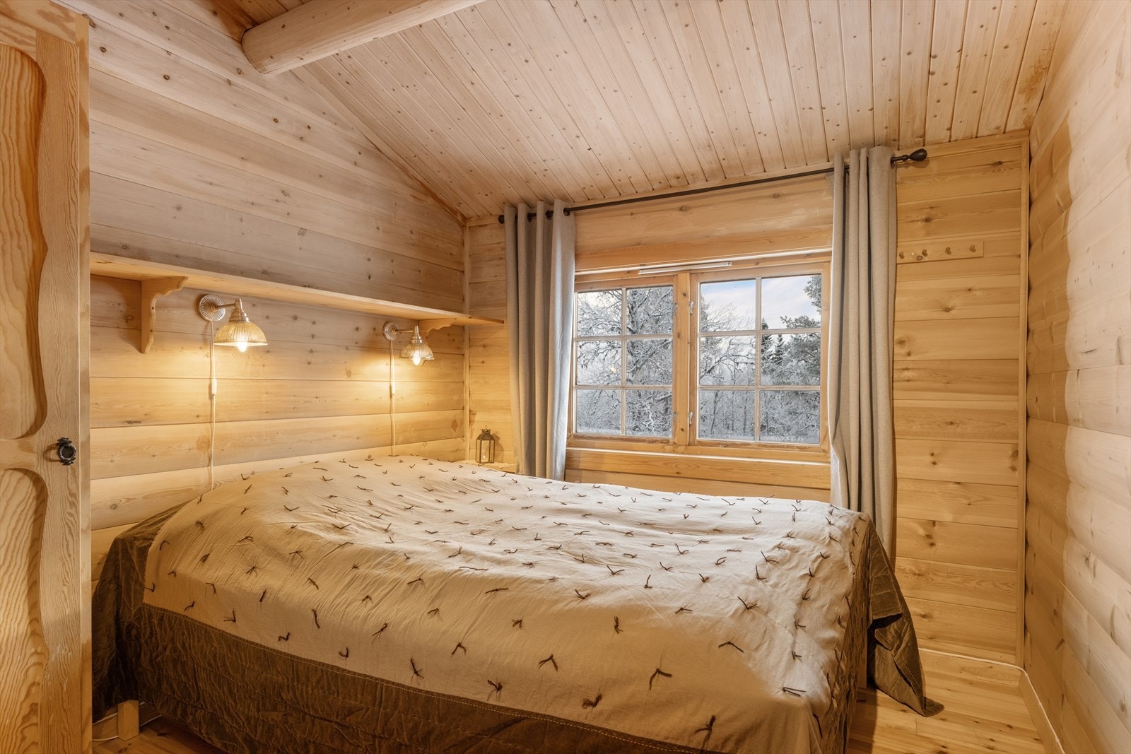 Hovedsoverommet er i dag innredet med dobbeltseng. Galleribilde