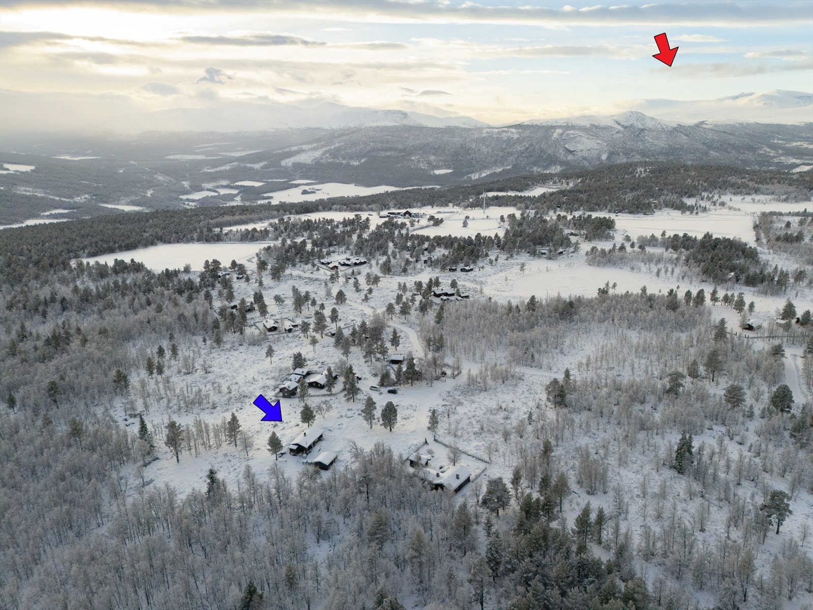 Naturskjønne omgivelser. Glittertind ligger i område hvor den røde pilen peker. Galleribilde