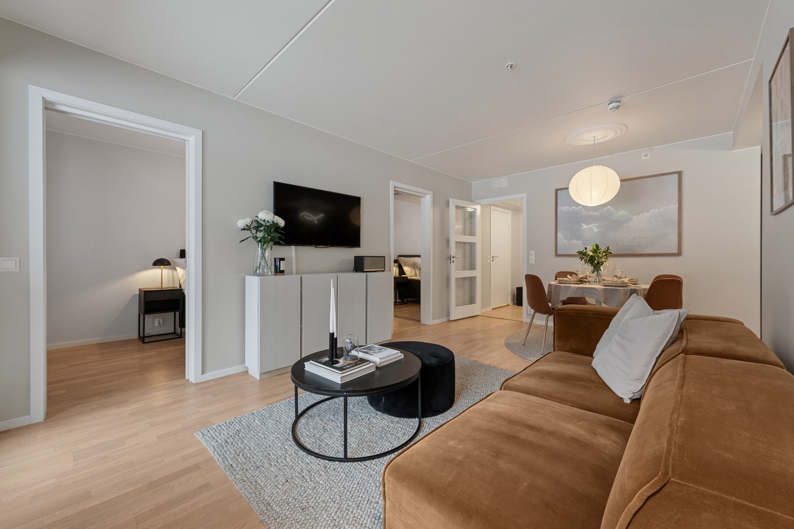 Leiligheten har en innbydende stue som er enkel å møblere etter egne behov. Galleribilde