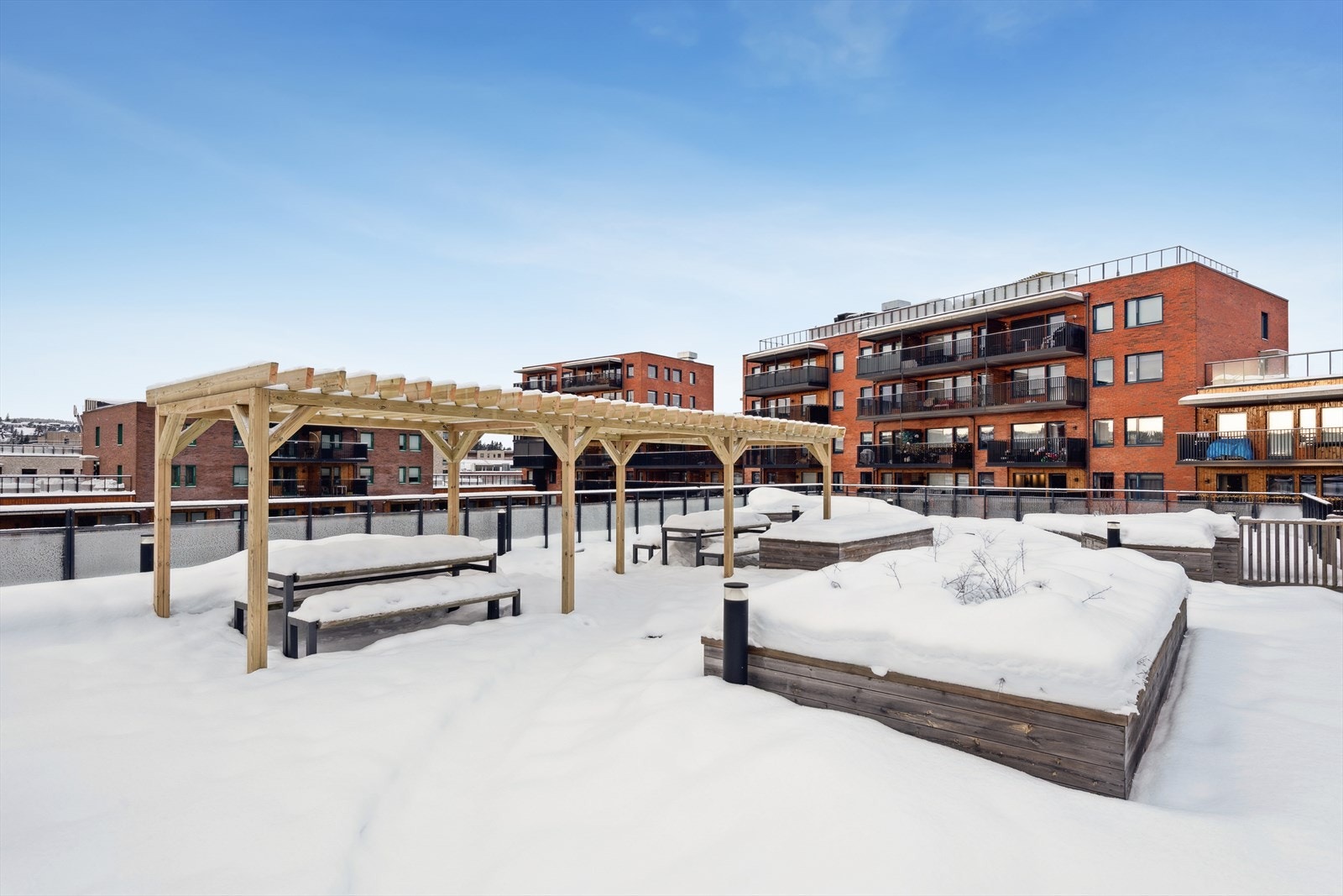 Sameiet har en stor, felles takterrasse utstyrt med hagemøbler og beplanting, til glede for beboerne. Galleribilde