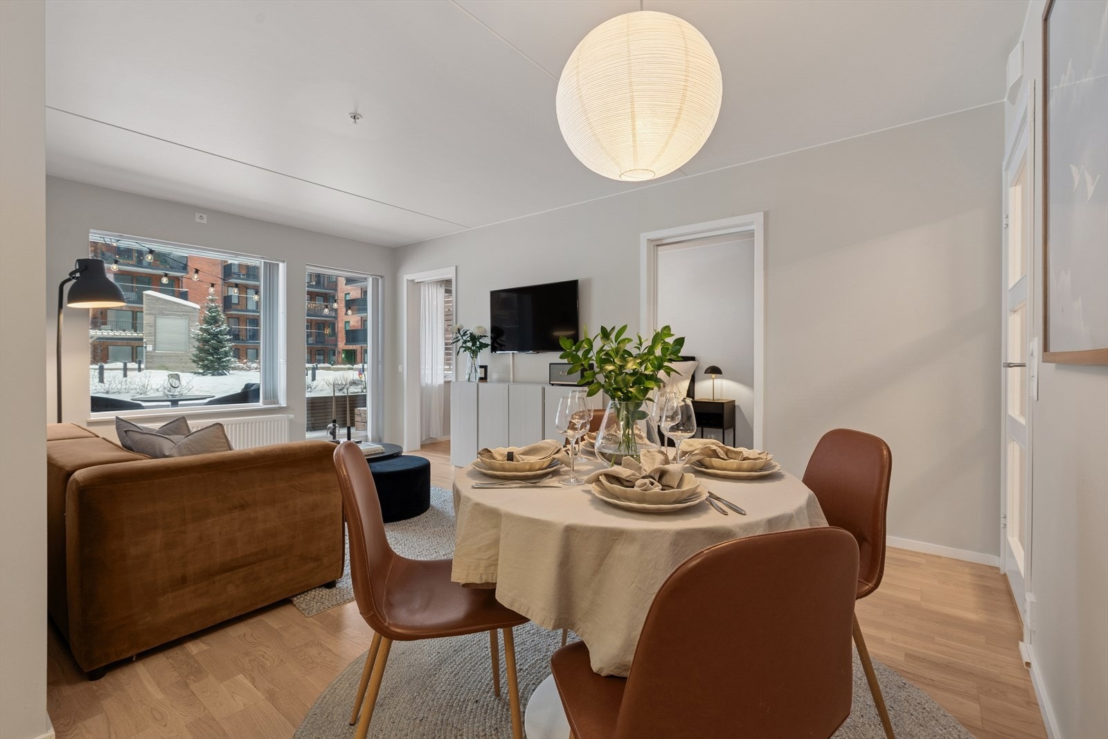 Stuen har store vindusflater som slipper mys dagslys inn i rommet. Galleribilde