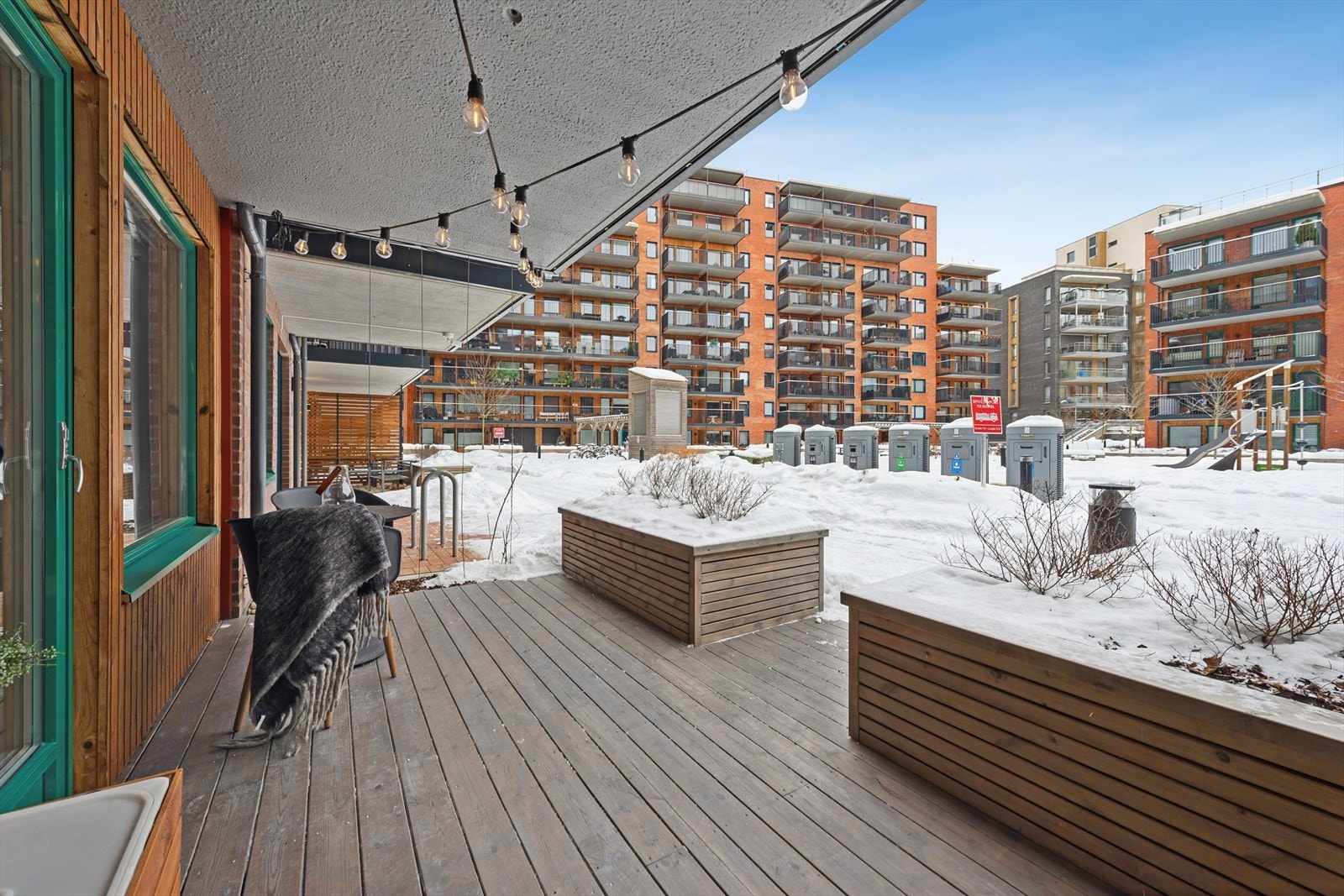 Leiligheten har stor terrasse med god plass til hagemøbler, egen parkeringsplass og bod i felles garasjeanlegg, samt tilgang via heis til en fantastisk takterrasse. Galleribilde