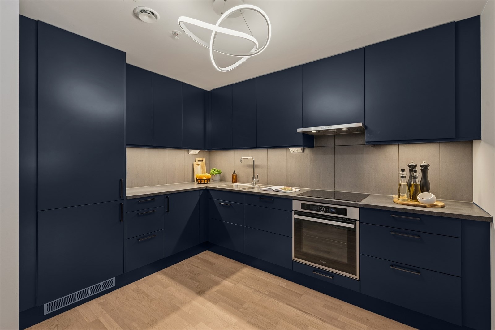 Pent og stilrent Marbodal kjøkkenet fra 2021 med glatte fronter og en benkeplate i laminat med oppvaskkum av stål. Galleribilde