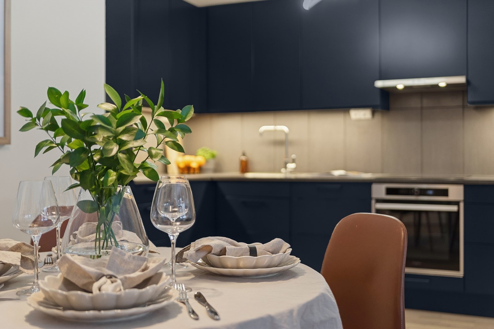 I tilknytning til kjøkkenet, kan spisebord enkelt plasseres. Galleribilde