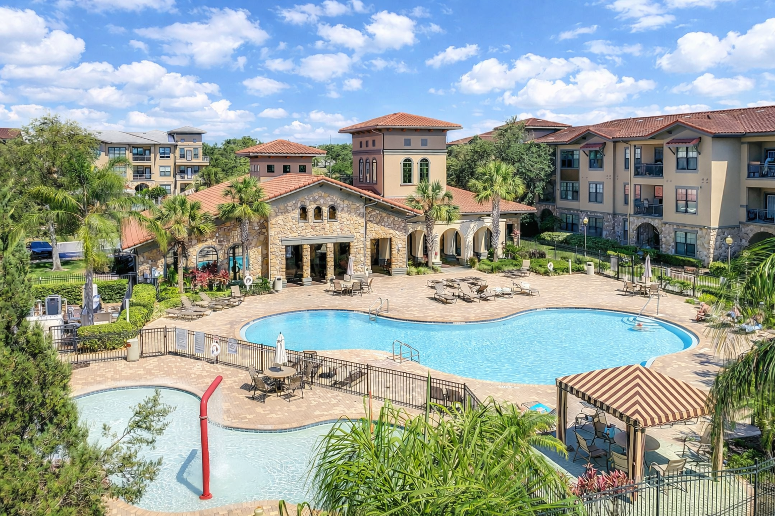 Bella Piazza har klubbhus med 2 store basseng, barnebasseng, jacuzzi, treningssenter, spillrom og grillområde. Galleribilde