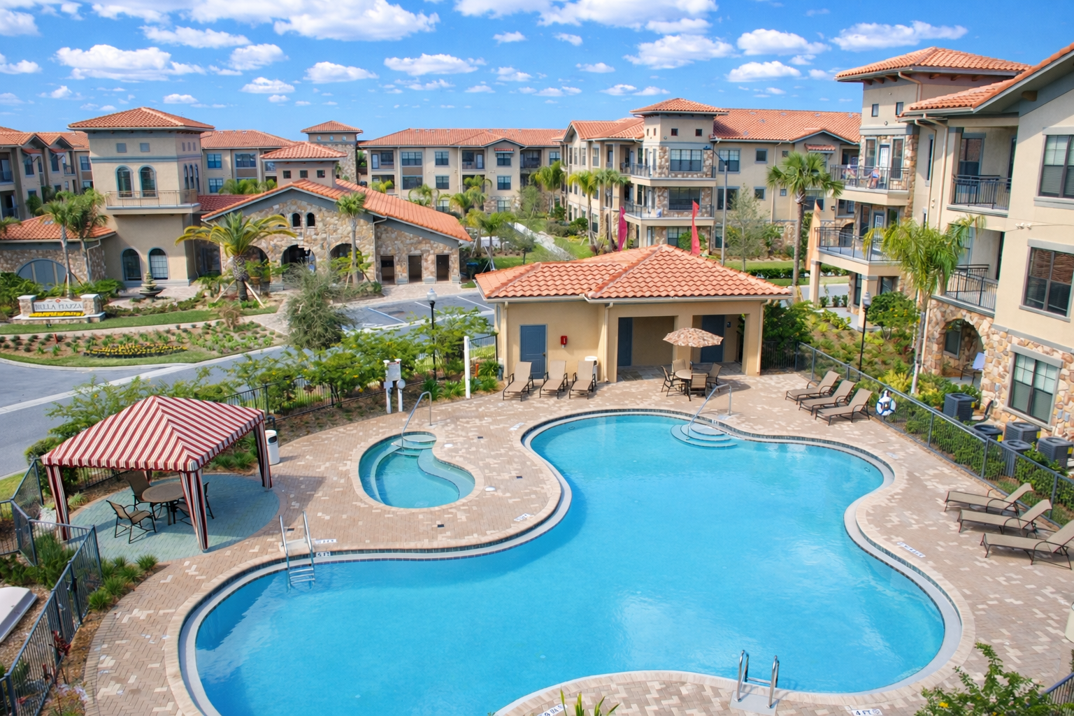 Basseng 2 og jacuzzi Galleribilde