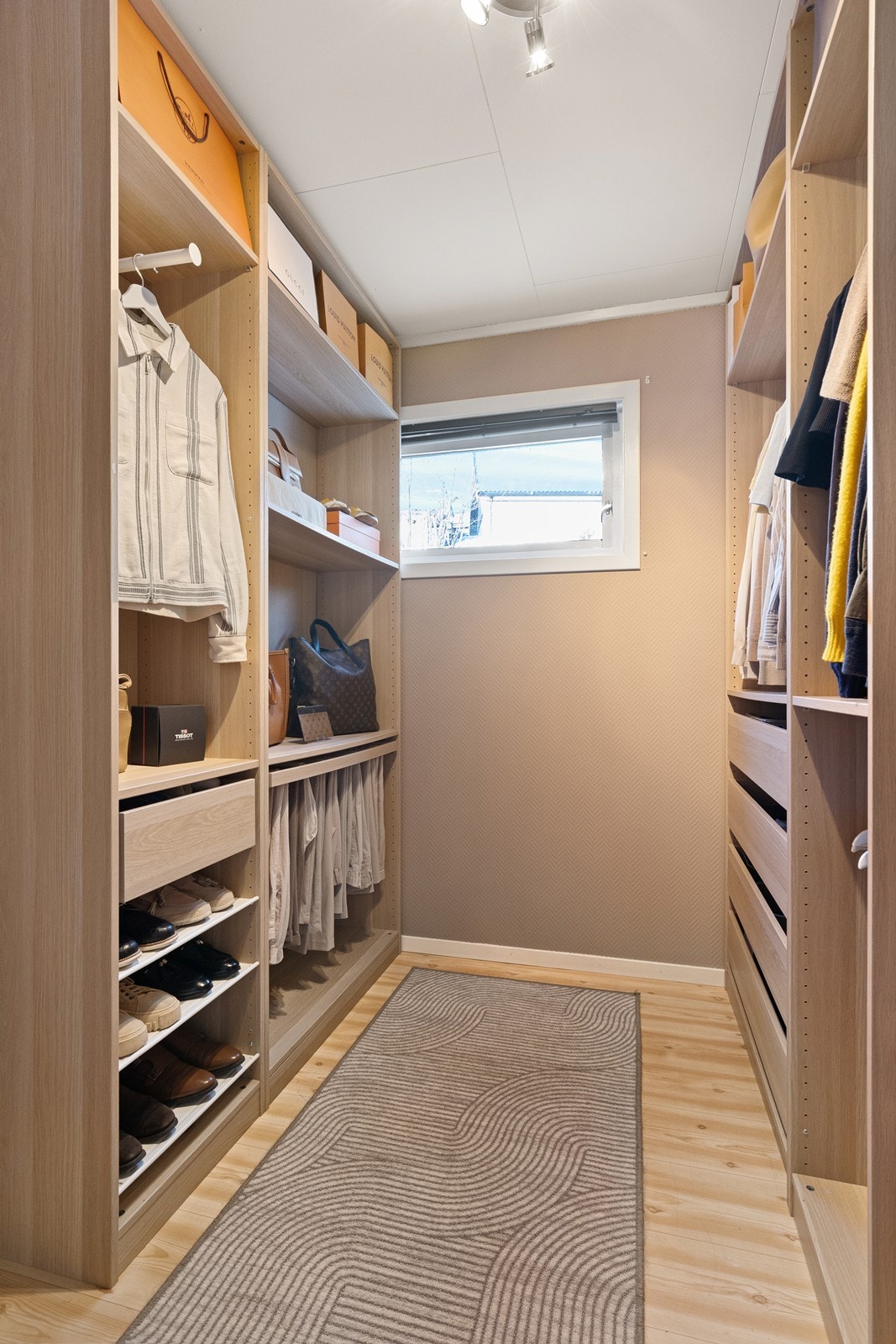 I tilknytning til hovedsoverommet finnes et praktisk garderoberom. Galleribilde