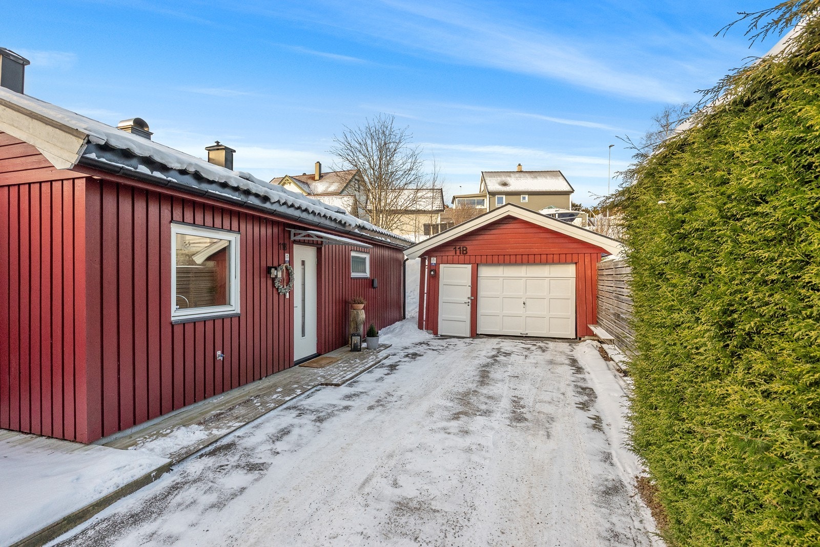 Godt med biloppstillingsplass i tillegg til garasje. Galleribilde