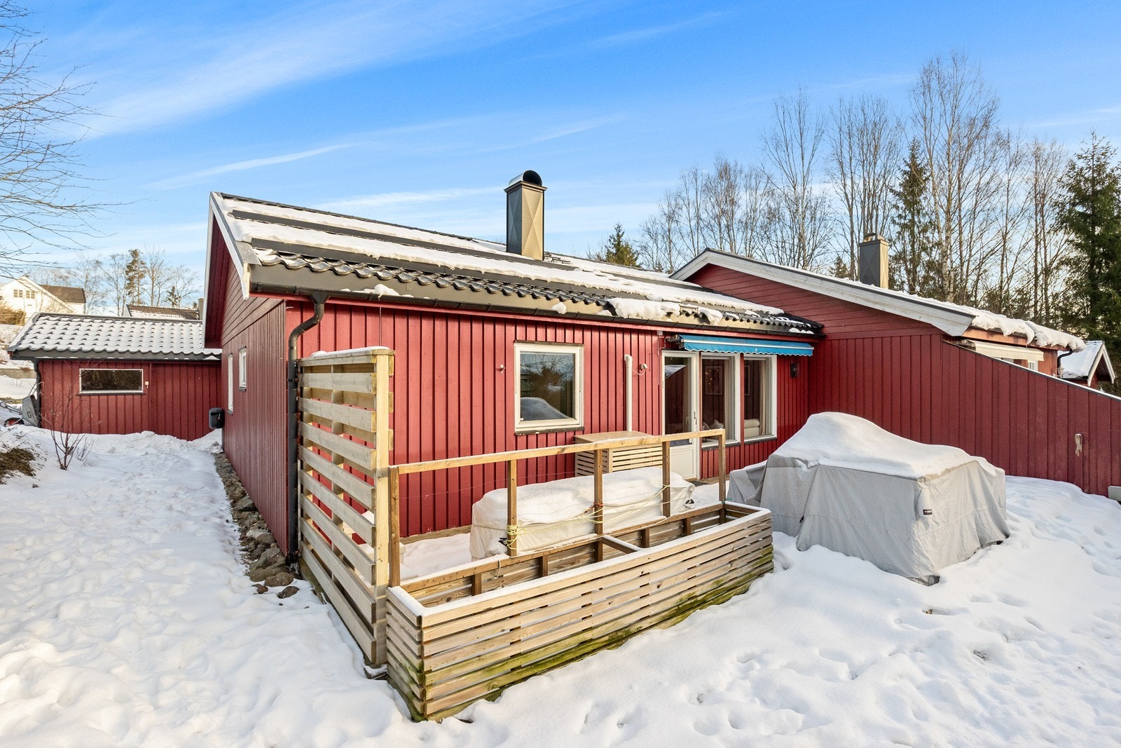 Boligen har en stor og usjenert tomt med gode uteforhold. Galleribilde