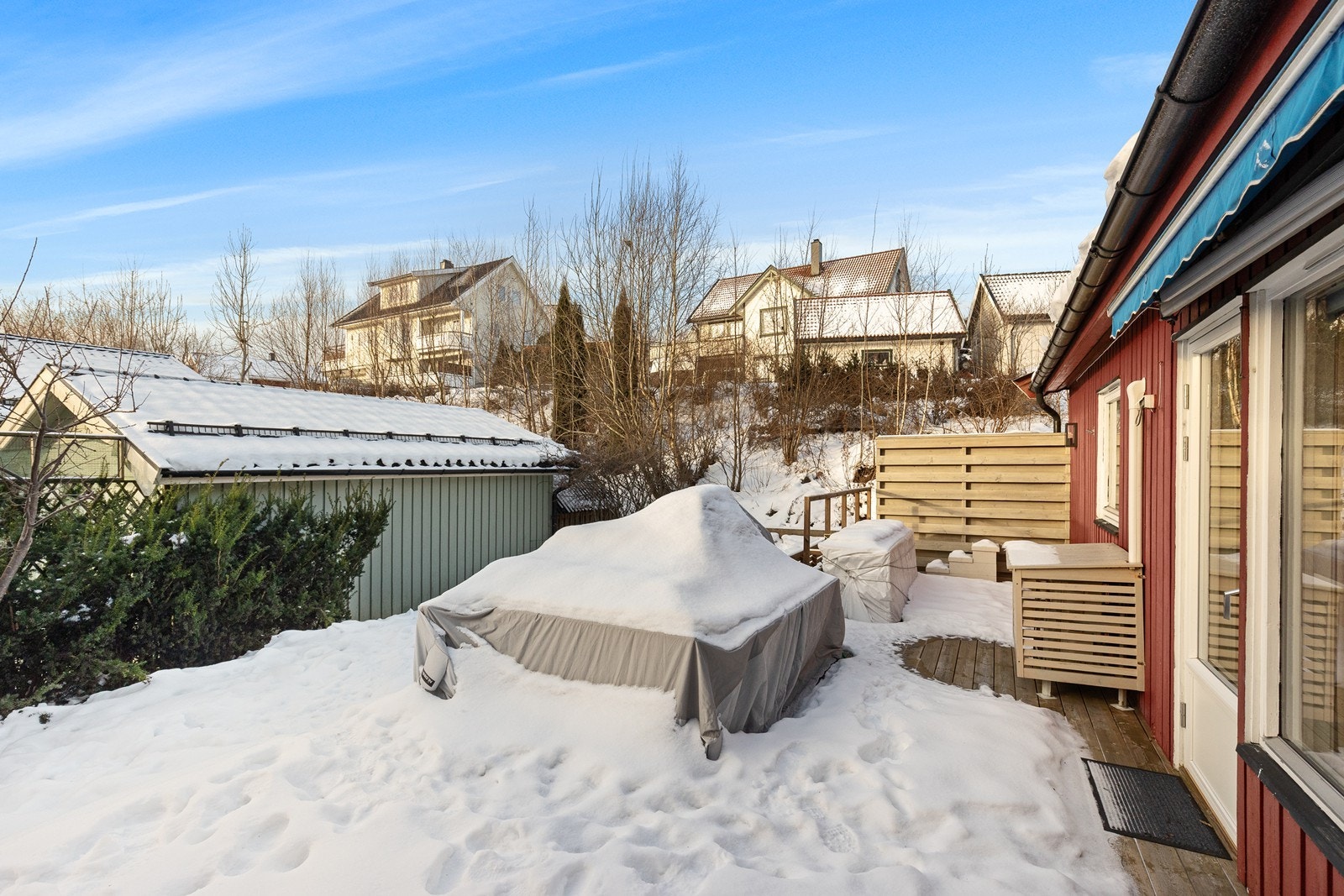 Den store terrassen har god plass til utemøbler og grill m.m. El-markise. Galleribilde