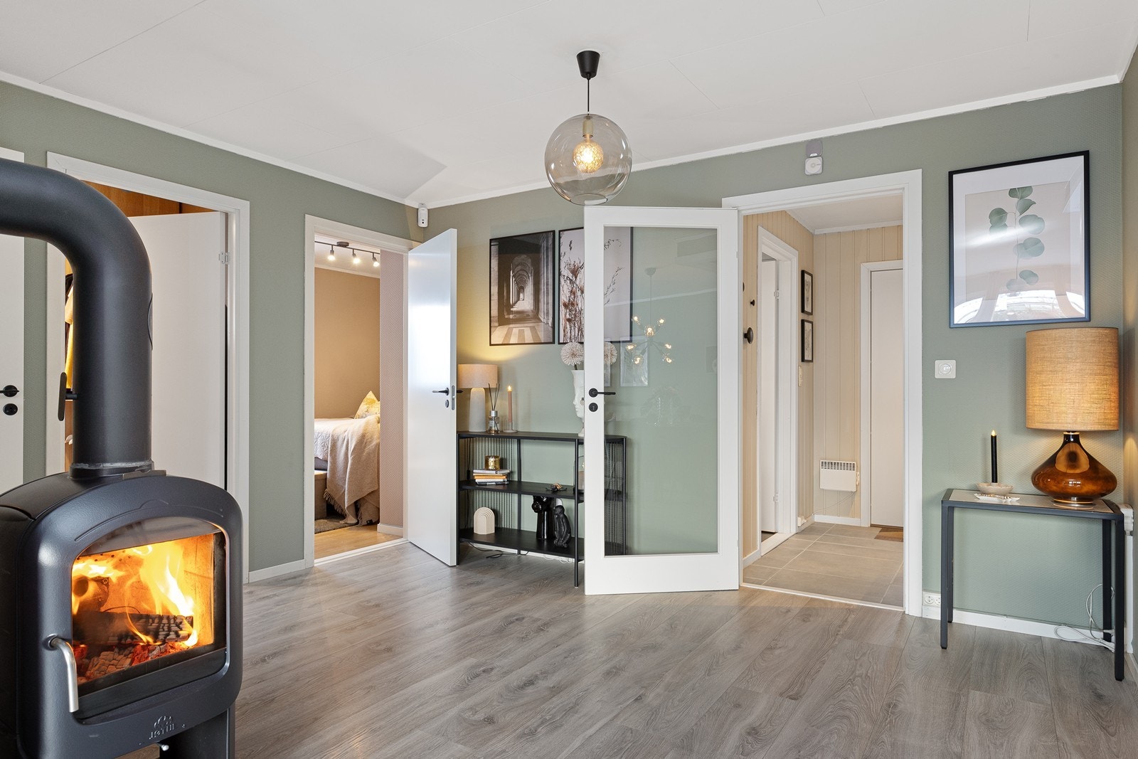 En glassdør skiller stuen fra entreen og bidrar til å holde på varmen. Galleribilde