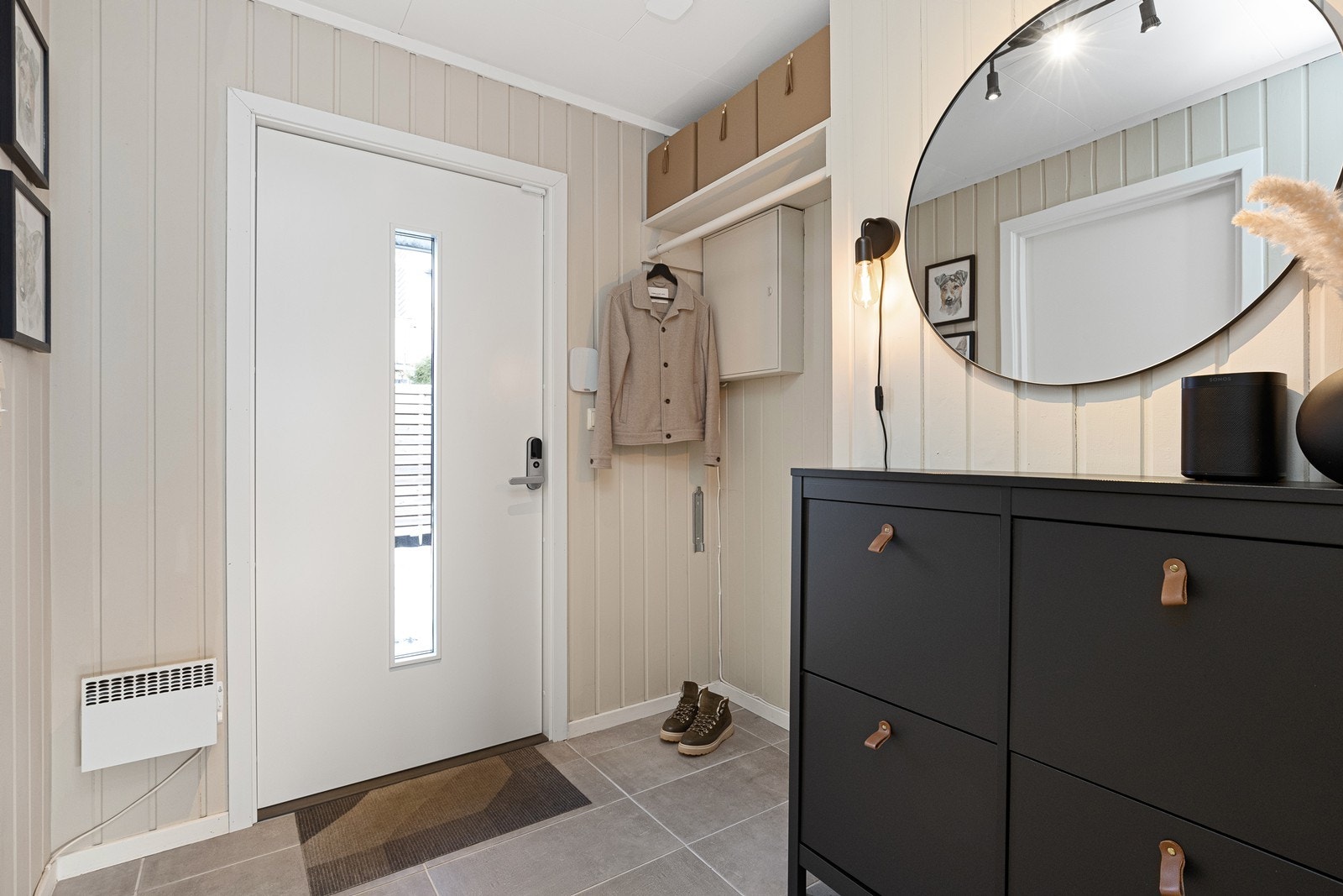 Inngangsparti med flislagt gulv. Galleribilde