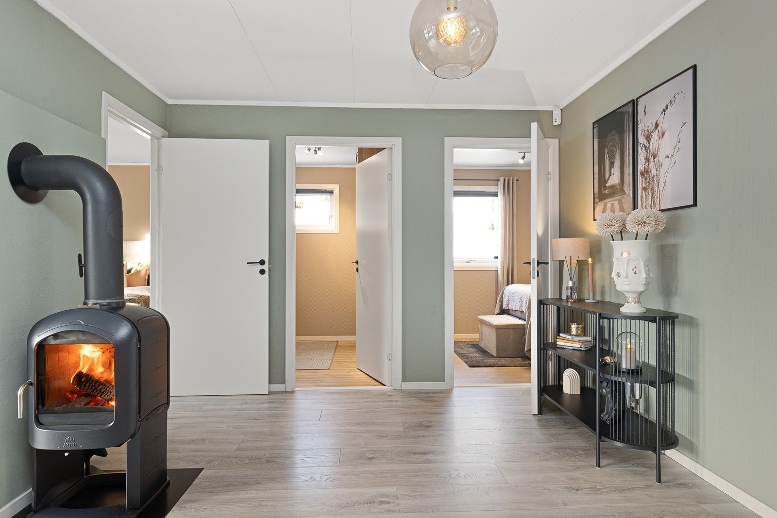 Fra stuen er det tilgang til boligens private sone med soverom og garderobe. Galleribilde