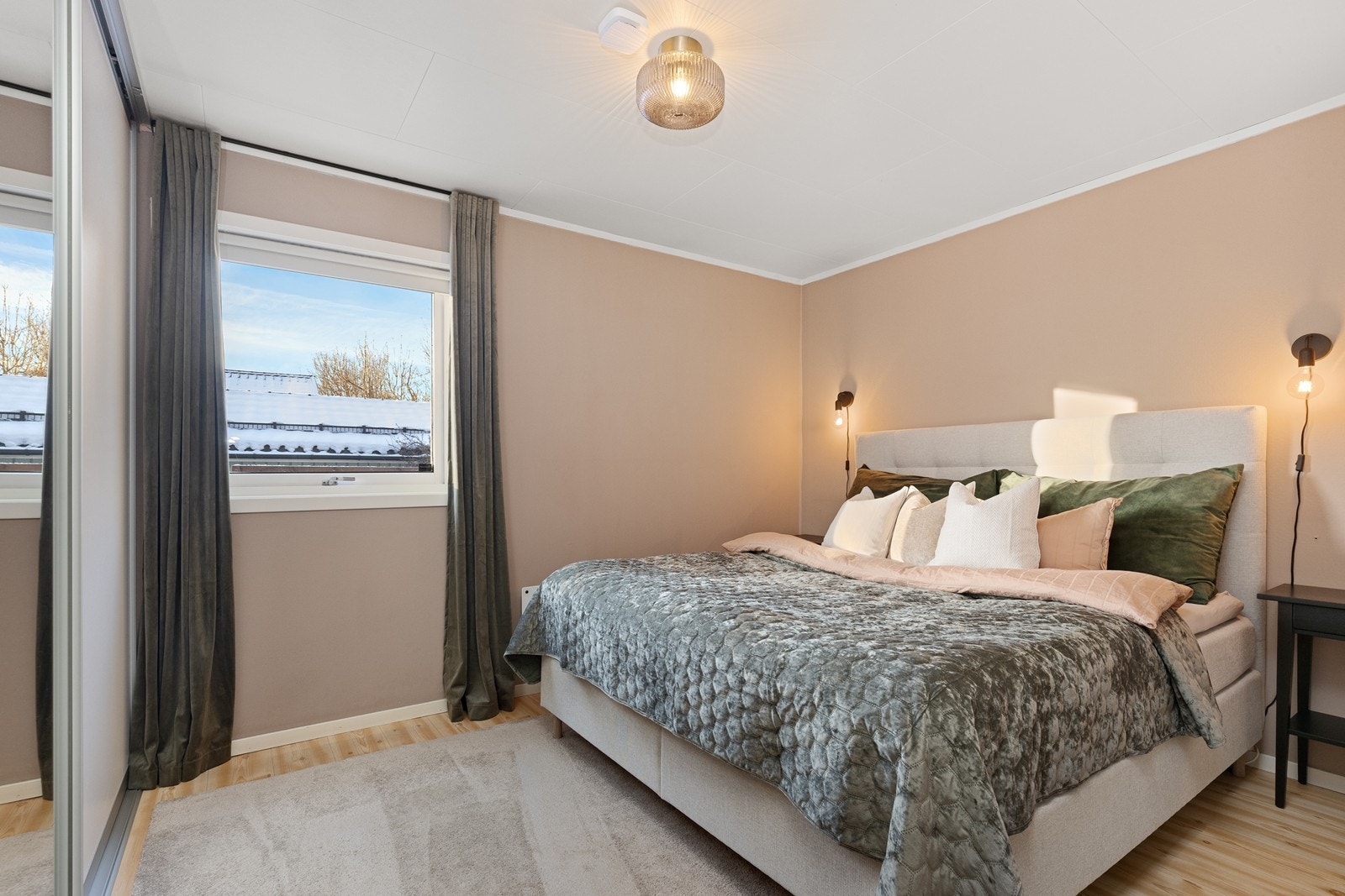 Hovedsoverommet er romslig, med skyvedørsgarderobe. Galleribilde