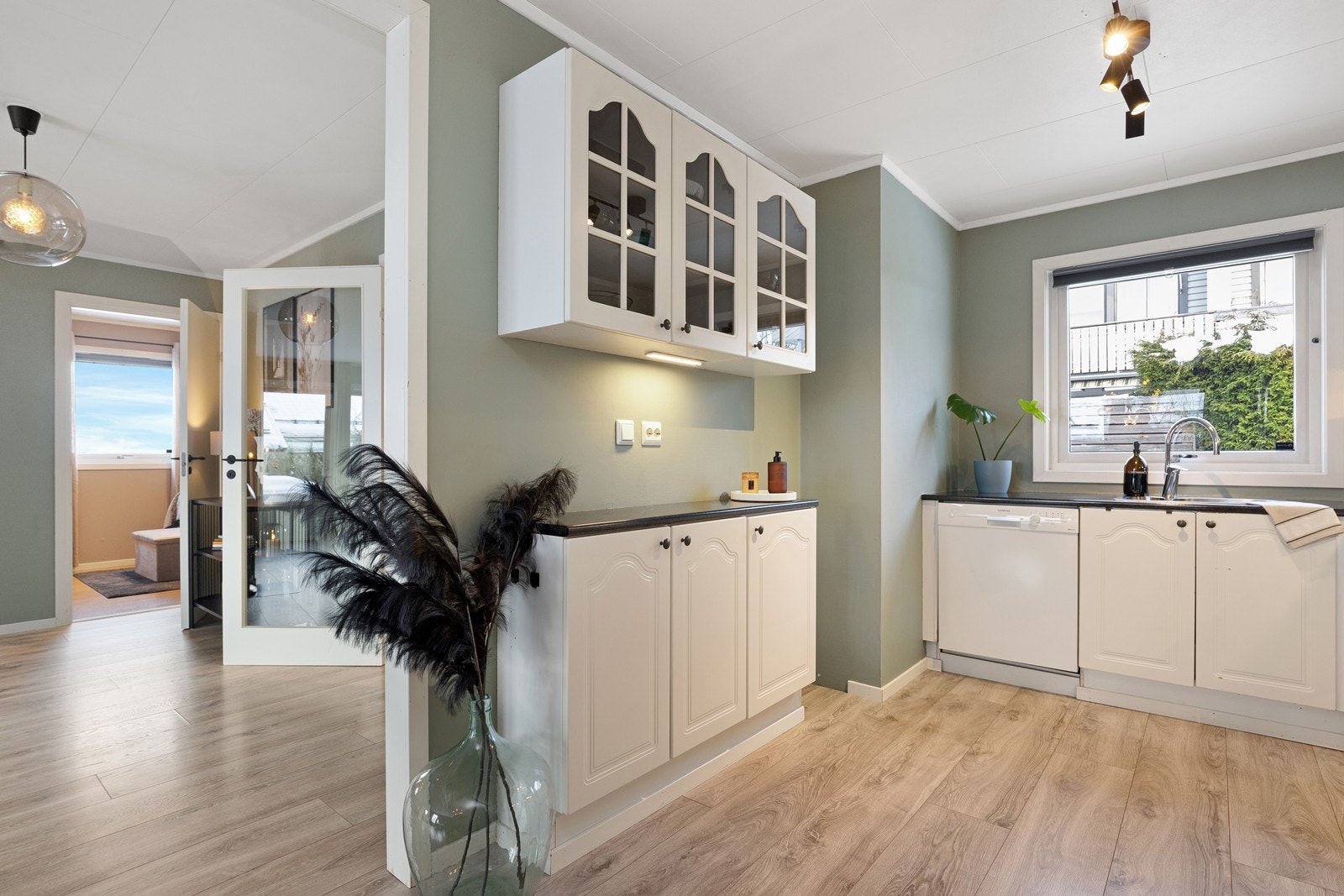 En egen seksjon med vitrineskap gir ekstra oppbevaring og arbeidsflate. Galleribilde