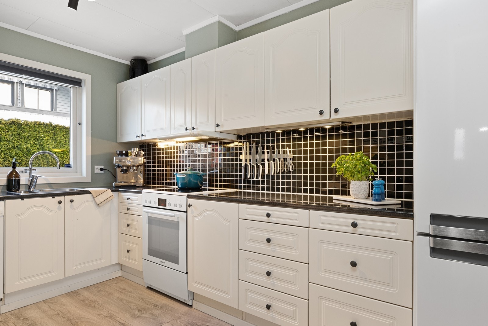 Kjøkkeninnredningen har profilerte fronter og rikelig med skap- og benkeplass. Galleribilde