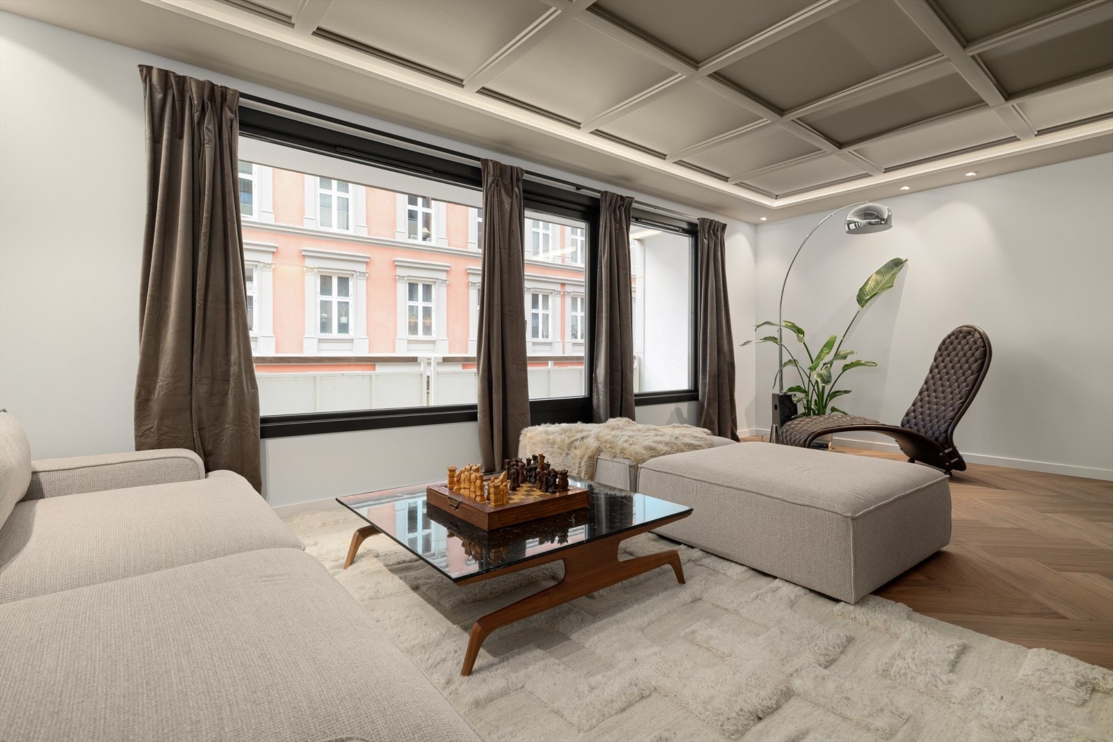 Plass til både sofagruppe og spisebord gir fleksible møbleringsløsninger. Galleribilde