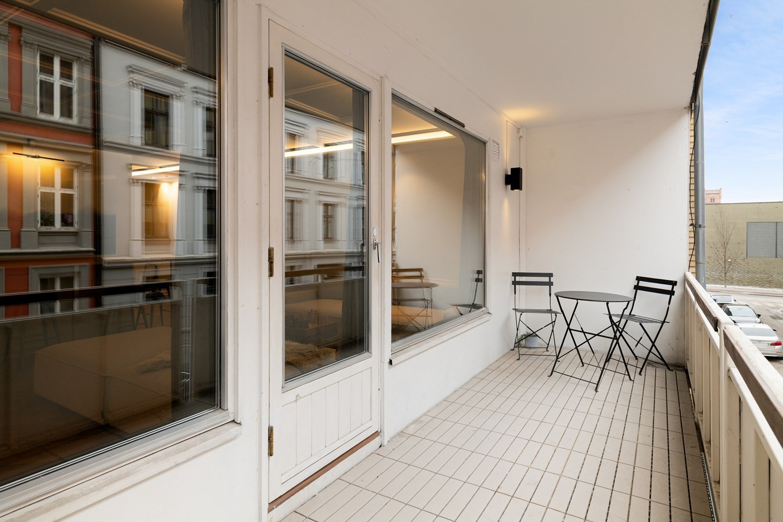 Et godt sted å tilbringe varme sommerdager. Det er god plass til sittegruppe og grill. Galleribilde