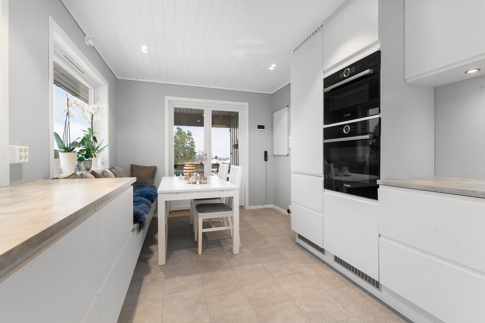 Godt med oppbevaringsplass i skuffer og skap, med alle hvitevarer integrert. Stekeovn og mikro er praktisk plassert i god og enkel arbeidshøyde i høyskap. Galleribilde