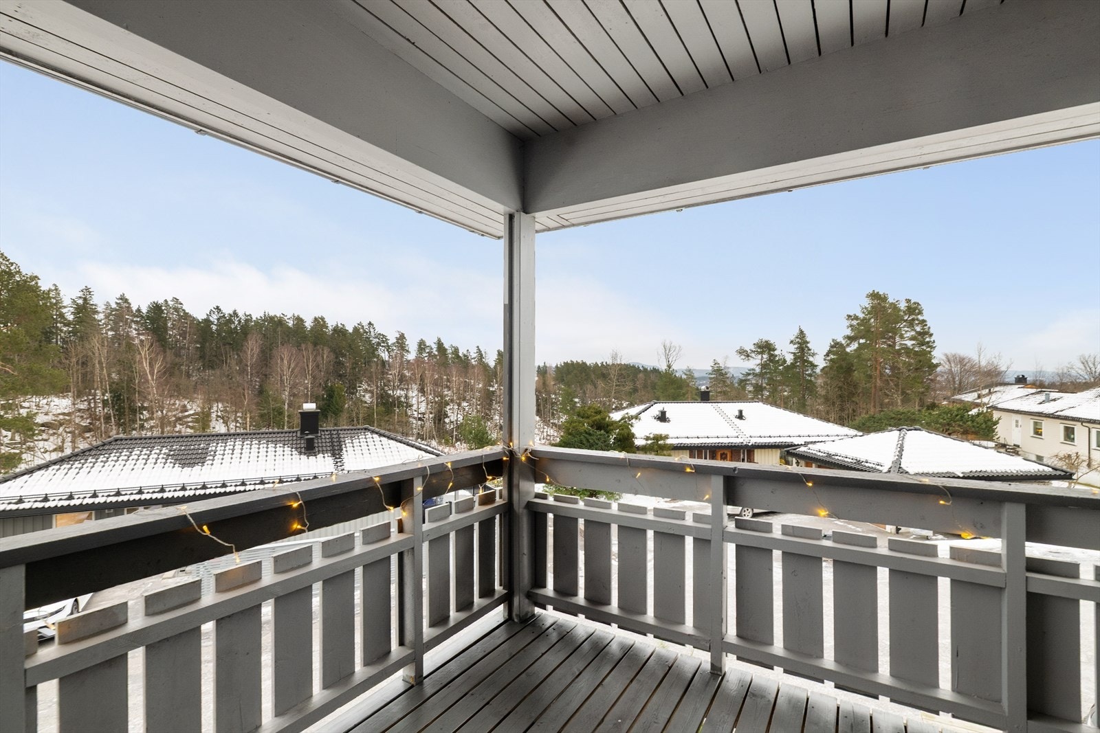 Koselig, overbygget kjøkkenbalkong med fin utsikt. Her kan morgensolen nytes med en varm kopp kaffe. Galleribilde