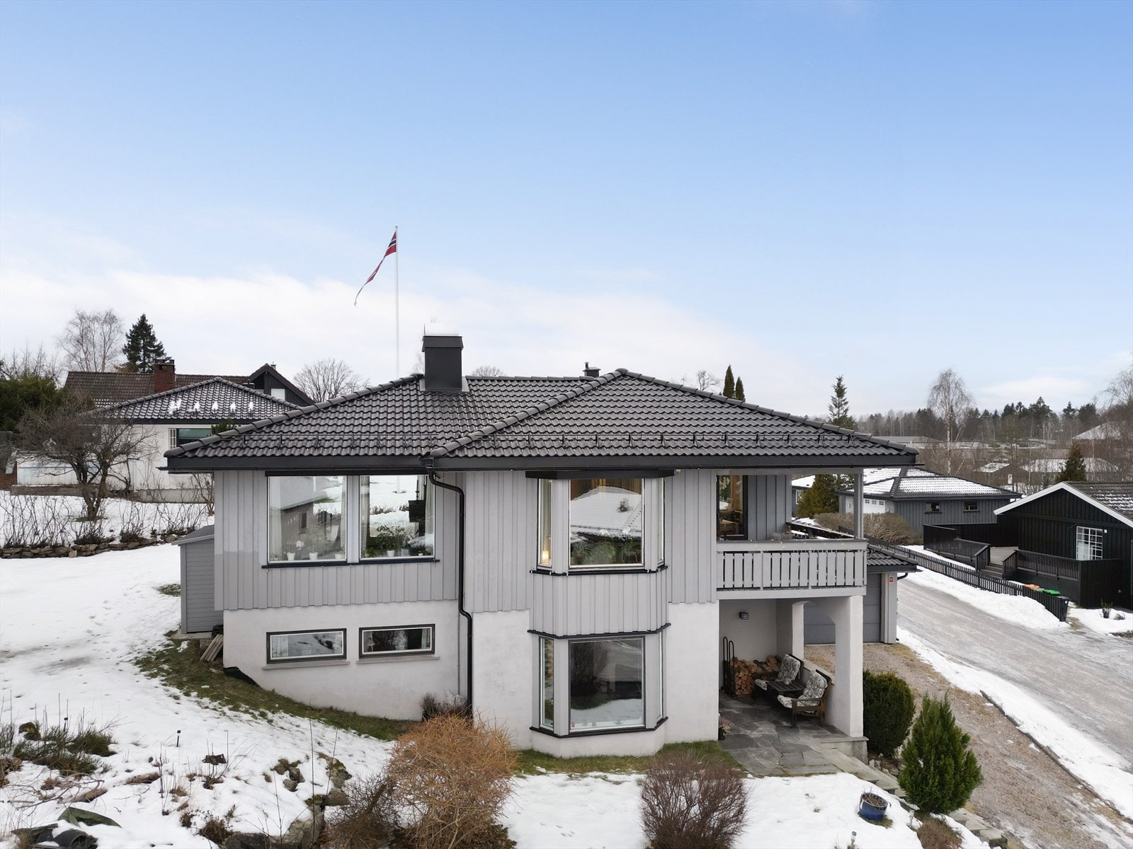 2024: nytt tak med renner og nedløp. Boligen over to plan har en god planløsning og er jevnlig vedlikeholdt. Galleribilde